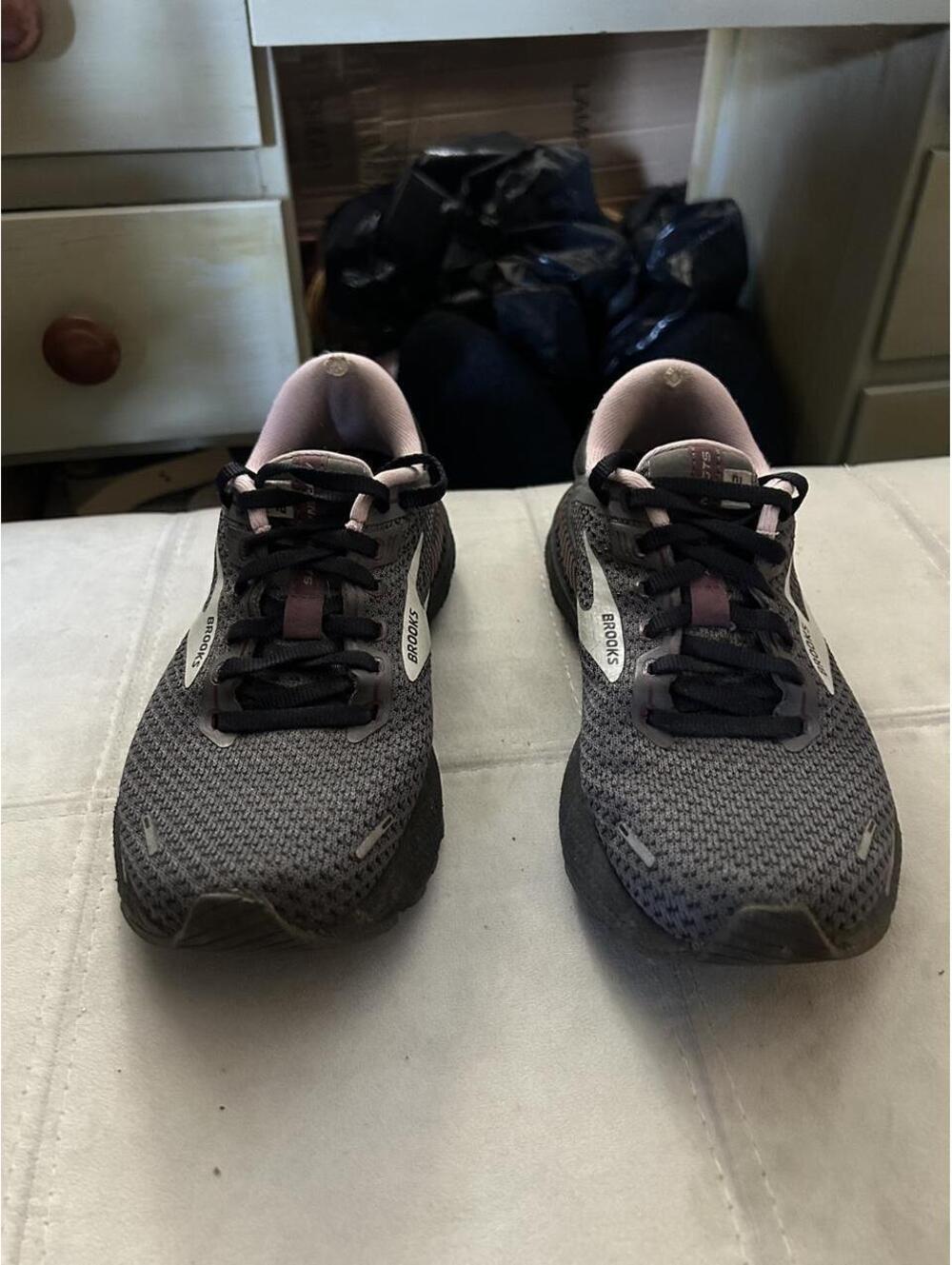 Brooks Adrenaline GTS 22 women’s running black & gray sneakers size 7